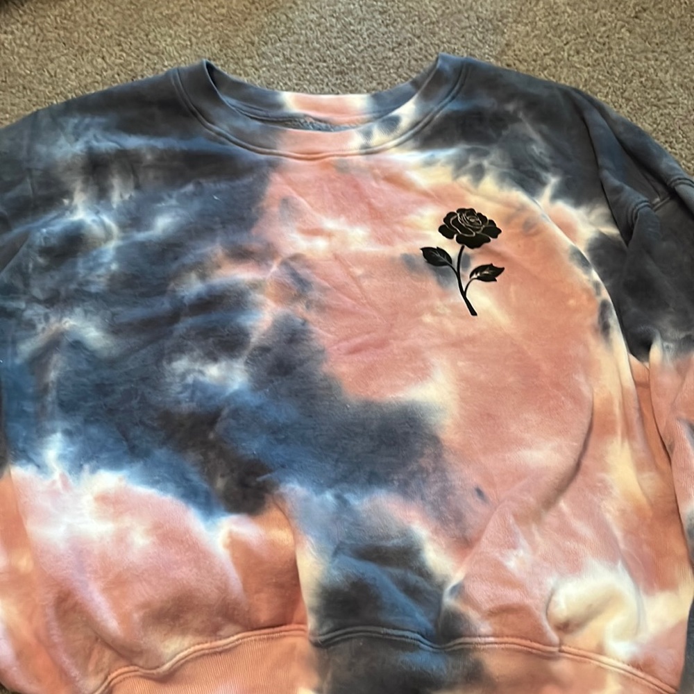 Crew neck sweater, with a rose design